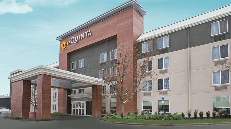 La Quinta Inn & Suites Detroit Utica Exterior