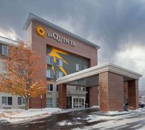 La Quinta Inn & Suites Detroit Utica Exterior