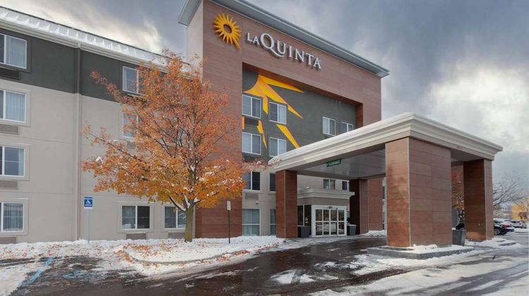 La Quinta Inn & Suites Detroit Utica Exterior