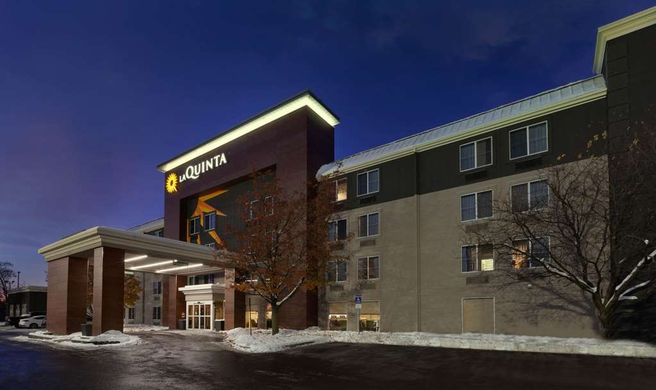 La Quinta Inn & Suites Detroit Utica Exterior