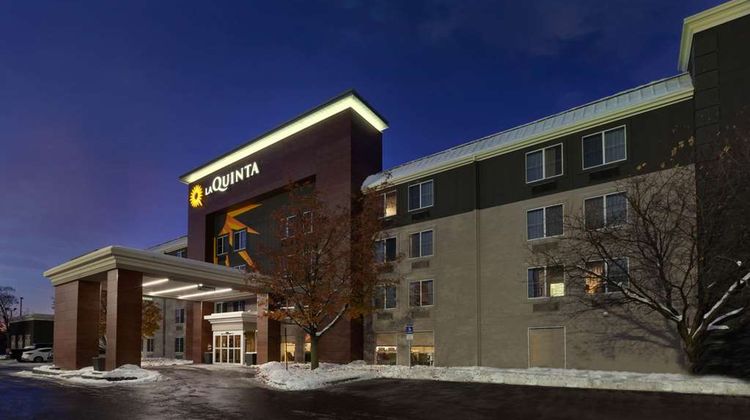 La Quinta Inn & Suites Detroit Utica Exterior