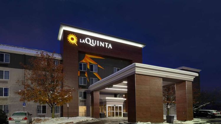 La Quinta Inn & Suites Detroit Utica Exterior