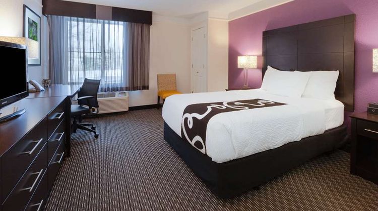 La Quinta Inn & Suites Detroit Utica Room