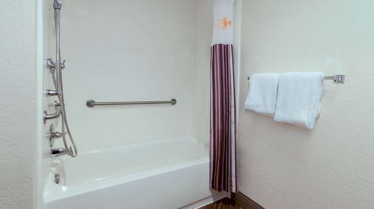La Quinta Inn & Suites Detroit Utica Room