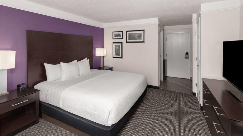 <b>La Quinta Inn & Suites Austin Round Rock Room</b>. Images powered by <a href="https://iceportal.shijigroup.com/" title="IcePortal" target="_blank">IcePortal</a>.
