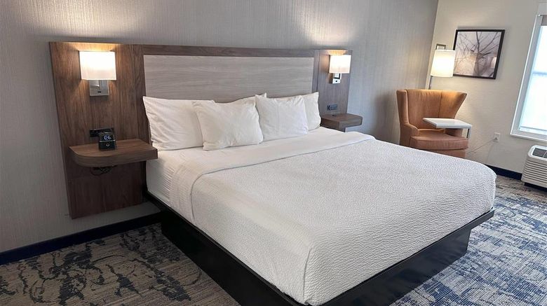 <b>La Quinta Inn & Suites SW New Berlin Room</b>. Images powered by <a href="https://iceportal.shijigroup.com/" title="IcePortal" target="_blank">IcePortal</a>.