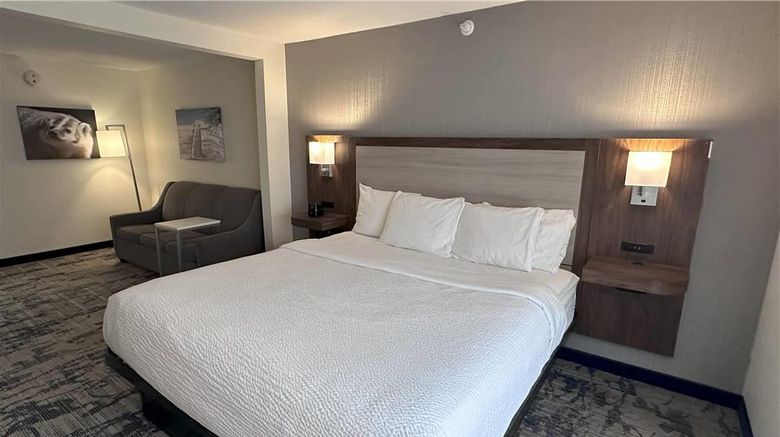 <b>La Quinta Inn & Suites SW New Berlin Room</b>. Images powered by <a href="https://iceportal.shijigroup.com/" title="IcePortal" target="_blank">IcePortal</a>.