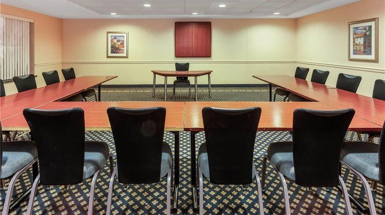 <b>La Quinta Inn & Suites SW New Berlin Meeting</b>. Images powered by <a href="https://iceportal.shijigroup.com/" title="IcePortal" target="_blank">IcePortal</a>.