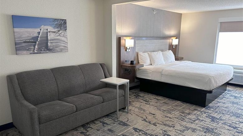 <b>La Quinta Inn & Suites SW New Berlin Room</b>. Images powered by <a href="https://iceportal.shijigroup.com/" title="IcePortal" target="_blank">IcePortal</a>.
