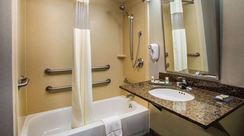 <b>La Quinta Inn & Suites Islip/MacArthur Room</b>. Images powered by <a href="https://iceportal.shijigroup.com/" title="IcePortal" target="_blank">IcePortal</a>.