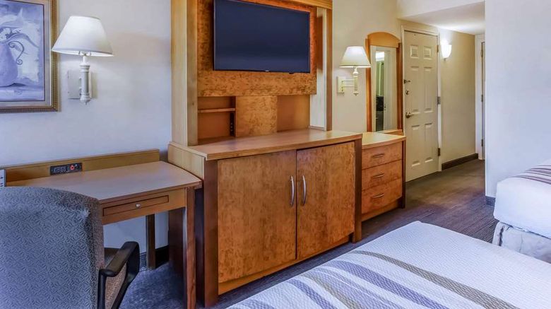 <b>La Quinta Inn & Suites Islip/MacArthur Room</b>. Images powered by <a href="https://iceportal.shijigroup.com/" title="IcePortal" target="_blank">IcePortal</a>.