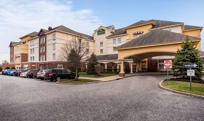 La Quinta Inn & Suites Islip/MacArthur Exterior