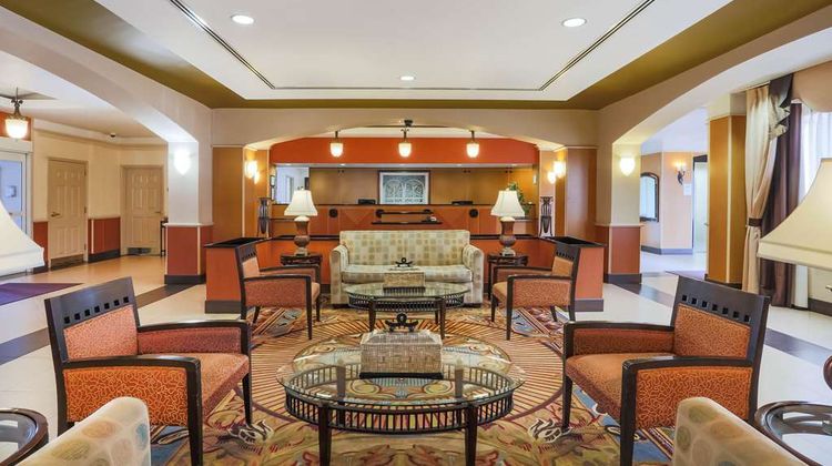 La Quinta Inn & Suites Islip/MacArthur Lobby