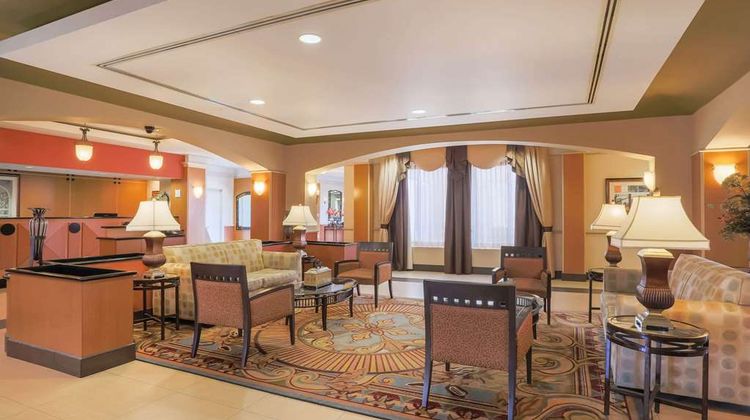La Quinta Inn & Suites Islip/MacArthur Lobby