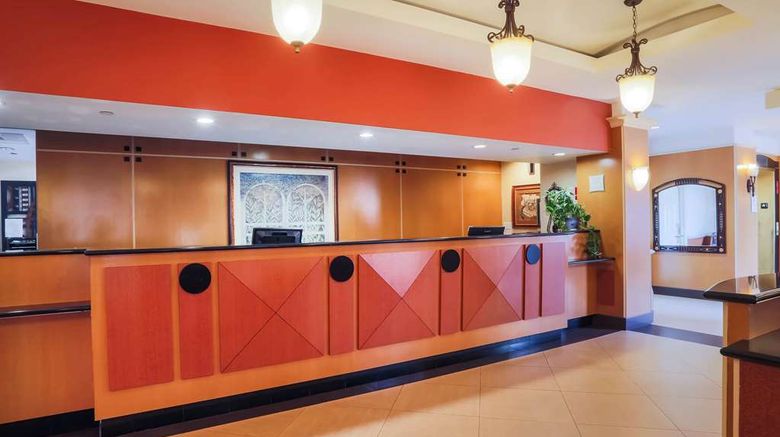 <b>La Quinta Inn & Suites Islip/MacArthur Lobby</b>. Images powered by <a href="https://iceportal.shijigroup.com/" title="IcePortal" target="_blank">IcePortal</a>.