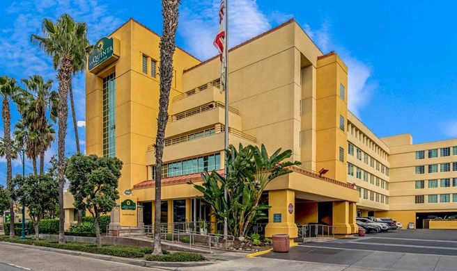 La Quinta Inn & Suites Anaheim Exterior