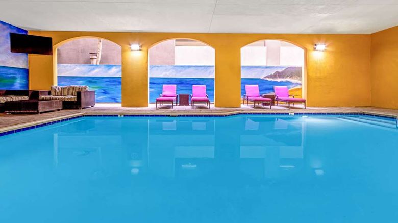 <b>La Quinta Inn & Suites Anaheim Pool</b>. Images powered by <a href="https://iceportal.shijigroup.com/" title="IcePortal" target="_blank">IcePortal</a>.