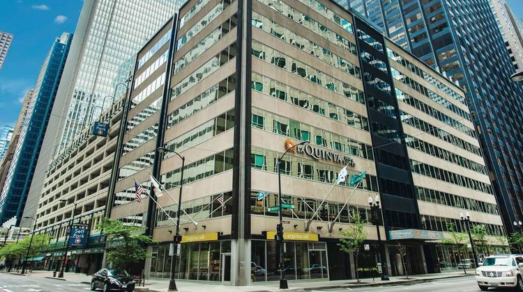 La Quinta Inn & Suites Chicago Downtown Exterior