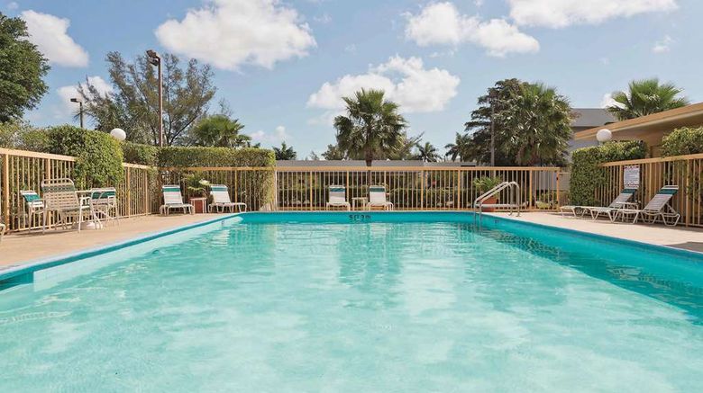 <b>La Quinta Inn West Palm Beach Pool</b>. Images powered by <a href="https://iceportal.shijigroup.com/" title="IcePortal" target="_blank">IcePortal</a>.