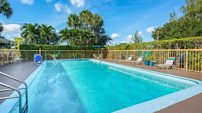<b>La Quinta Inn West Palm Beach Pool</b>. Images powered by <a href="https://iceportal.shijigroup.com/" title="IcePortal" target="_blank">IcePortal</a>.