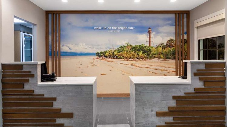 La Quinta Inn & Suites Fort Myers Lobby