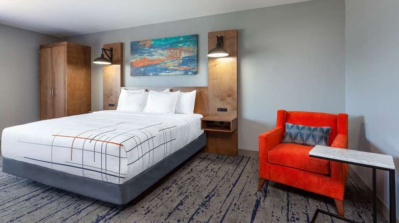 <b>La Quinta Inn & Suites Fort Myers Suite</b>. Images powered by <a href="https://iceportal.shijigroup.com/" title="IcePortal" target="_blank">IcePortal</a>.