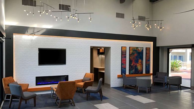 <b>La Quinta Inn & Suites Fort Myers Lobby</b>. Images powered by <a href="https://iceportal.shijigroup.com/" title="IcePortal" target="_blank">IcePortal</a>.