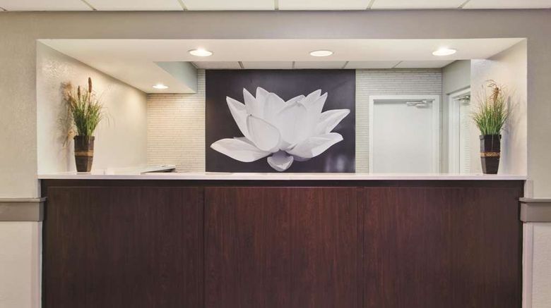 <b>La Quinta Inn Charleston Riverview Lobby</b>. Images powered by <a href="https://iceportal.shijigroup.com/" title="IcePortal" target="_blank">IcePortal</a>.