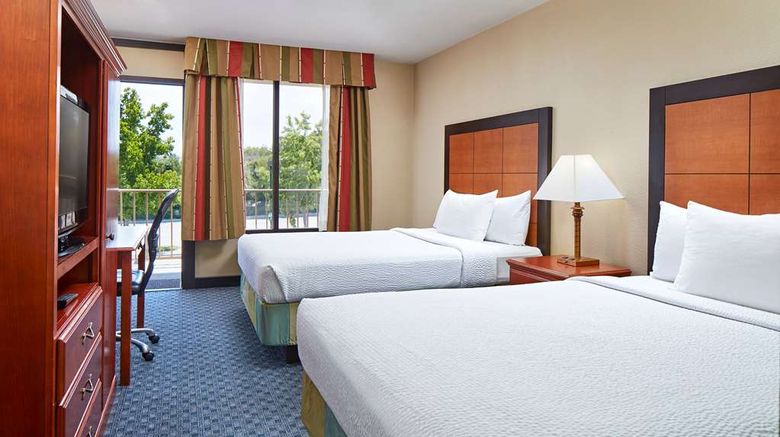 <b>La Quinta Inn & Suites Thousand Oaks Room</b>. Images powered by <a href="https://iceportal.shijigroup.com/" title="IcePortal" target="_blank">IcePortal</a>.