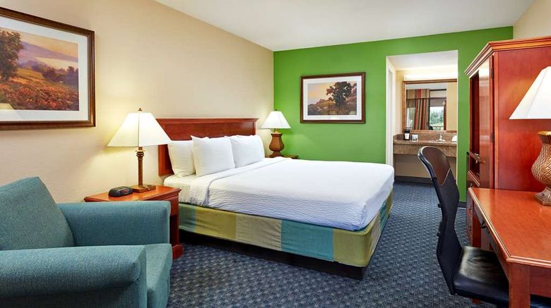 <b>La Quinta Inn & Suites Thousand Oaks Room</b>. Images powered by <a href="https://iceportal.shijigroup.com/" title="IcePortal" target="_blank">IcePortal</a>.