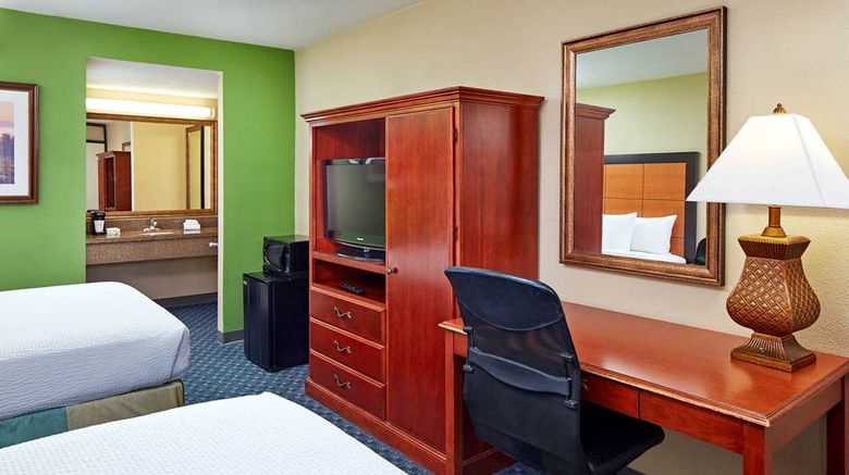 <b>La Quinta Inn & Suites Thousand Oaks Room</b>. Images powered by <a href="https://iceportal.shijigroup.com/" title="IcePortal" target="_blank">IcePortal</a>.
