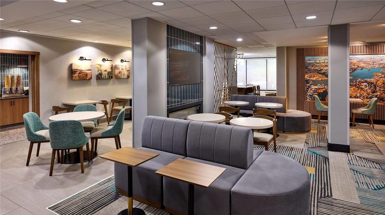 La Quinta Inn & Suites Thousand Oaks Lobby