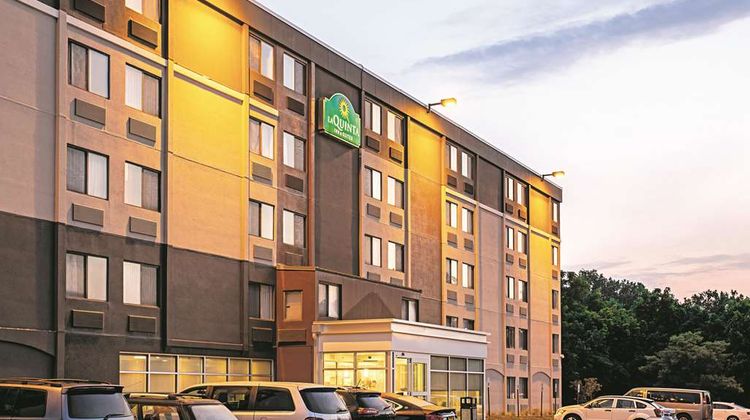 La Quinta Inn & Suites Baltimore North Exterior
