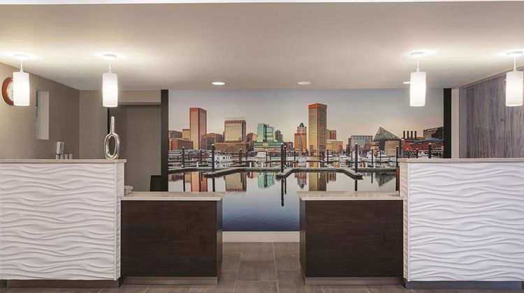 La Quinta Inn & Suites Baltimore North Lobby