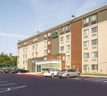 La Quinta Inn & Suites Baltimore North Exterior