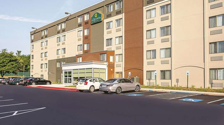 La Quinta Inn & Suites Baltimore North Exterior