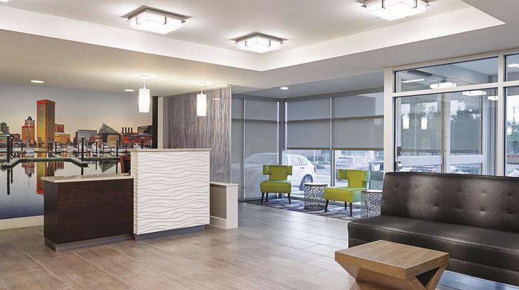 La Quinta Inn & Suites Baltimore North Lobby