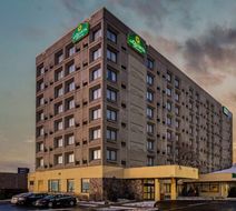 La Quinta Inn & Suites New Haven Exterior