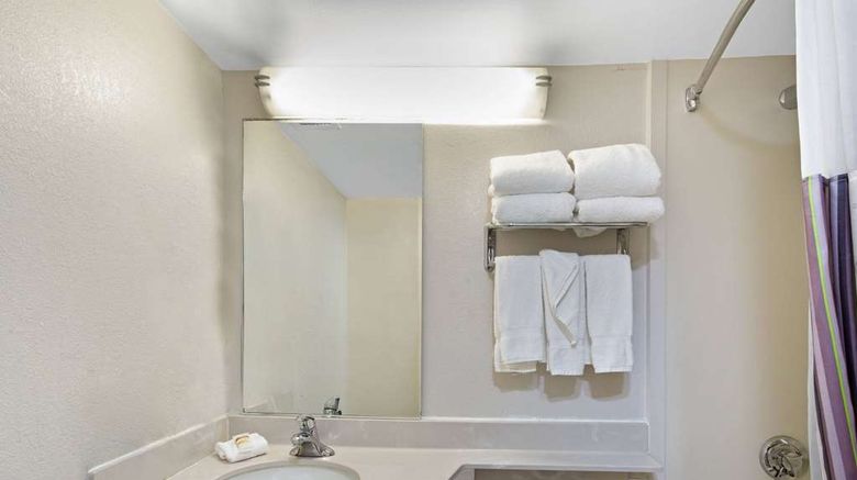 <b>La Quinta Inn & Suites New Haven Room</b>. Images powered by <a href="https://iceportal.shijigroup.com/" title="IcePortal" target="_blank">IcePortal</a>.