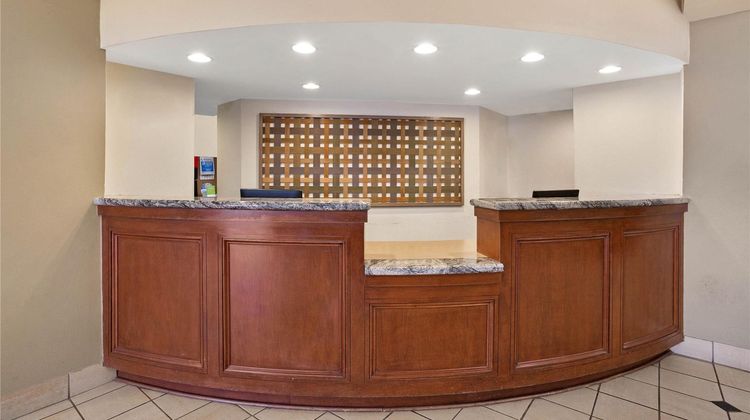 La Quinta Inn & Suites New Haven Lobby