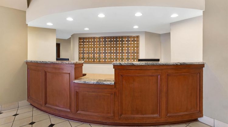 La Quinta Inn & Suites New Haven Lobby