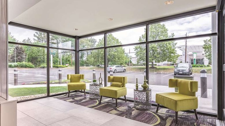 <b>La Quinta Inn & Suites Salem Lobby</b>. Images powered by <a href="https://iceportal.shijigroup.com/" title="IcePortal" target="_blank">IcePortal</a>.