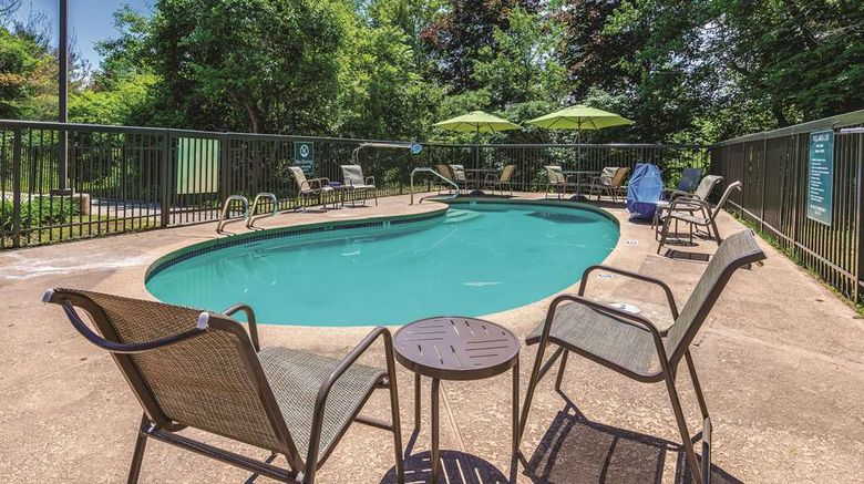<b>La Quinta Inn & Suites Salem Pool</b>. Images powered by <a href="https://iceportal.shijigroup.com/" title="IcePortal" target="_blank">IcePortal</a>.