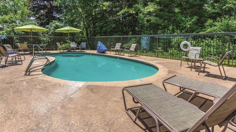 <b>La Quinta Inn & Suites Salem Pool</b>. Images powered by <a href="https://iceportal.shijigroup.com/" title="IcePortal" target="_blank">IcePortal</a>.