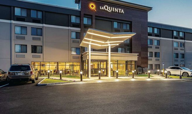La Quinta Inn & Suites Salem Exterior