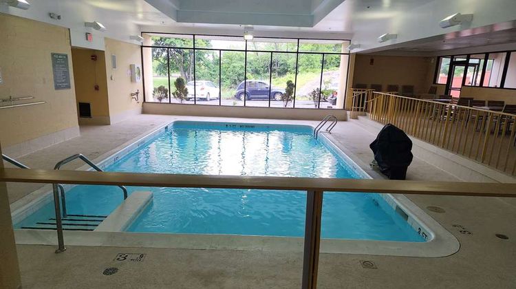 La Quinta Inn & Suites Stamford Pool