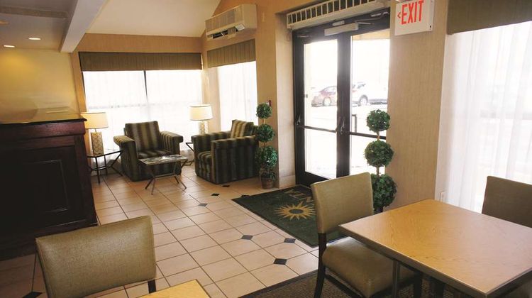 La Quinta Inn & Suites Providence Arpt Lobby