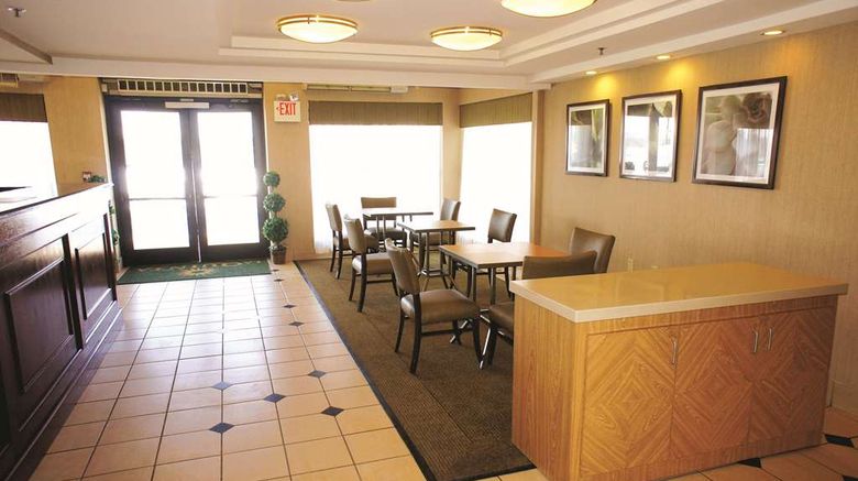 <b>La Quinta Inn & Suites Providence Arpt Lobby</b>. Images powered by <a href="https://iceportal.shijigroup.com/" title="IcePortal" target="_blank">IcePortal</a>.