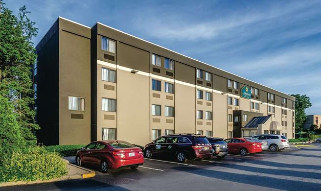 La Quinta Inn & Suites Providence Arpt Exterior