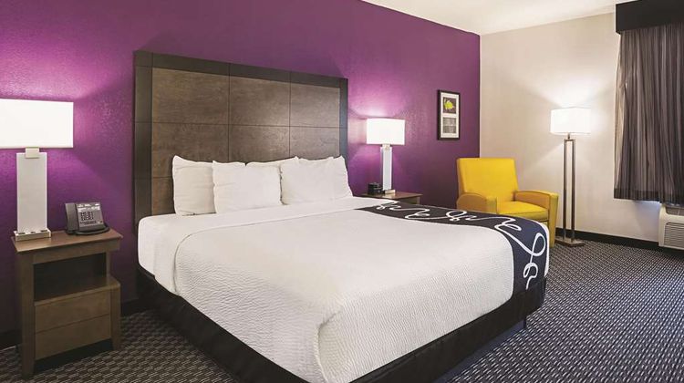 La Quinta Inn & Suites Virginia Beach Room